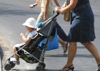 Επιδότηση 250 ευρώ σε γονείς για πρόσληψη «νταντάδων της γειτονιάς» – Πότε θα ξεκινήσει