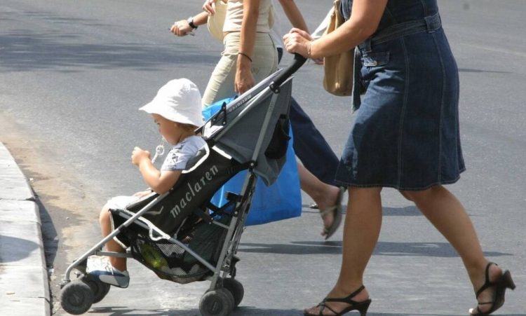 Επιδότηση 250 ευρώ σε γονείς για πρόσληψη «νταντάδων της γειτονιάς» – Πότε θα ξεκινήσει