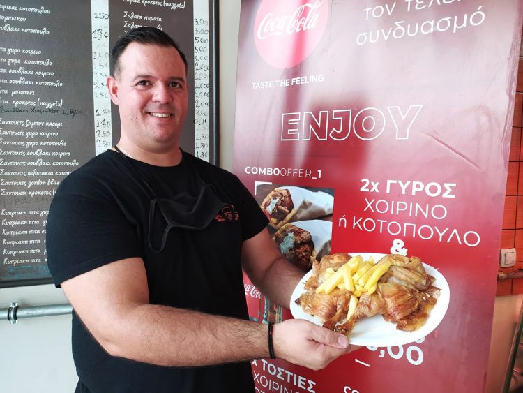 Οι όρνιθες σιγοψήνονται… εις την πυράν προσφέροντας στους Τρικαλινούς το πιο λαχταριστό κοτόπουλο της πόλης
