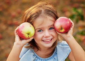Πέντε tips για να μάθουν τα παιδιά να τρώνε υγιεινά