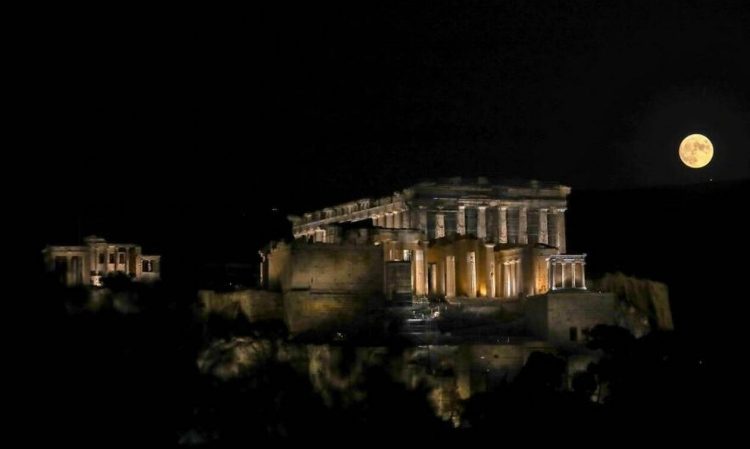 Πανσέληνος του «Καλαμποκιού»: Εντυπωσιακές εικόνες με φόντο την Ακρόπολη