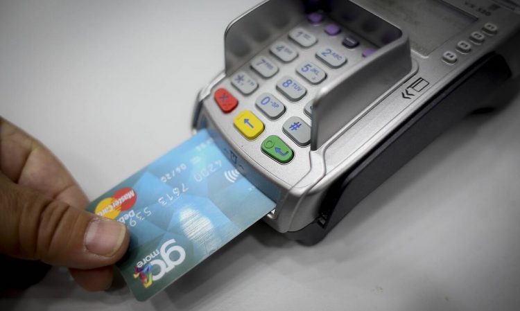 Έρχονται οι e-αποδείξεις με έκπτωση φόρου έως 2.200€ και η νέα φορολοταρία με δώρα έως 100.000€