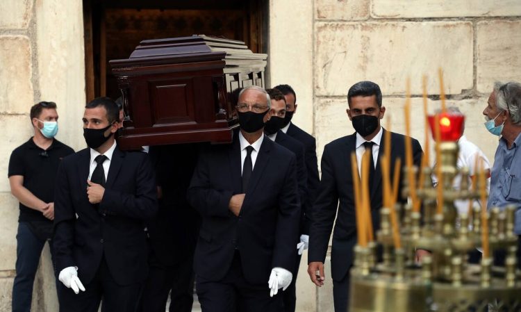 Μίκης Θεοδωράκης: Για δεύτερη ημέρα σε λαϊκό προσκύνημα η σορός του – Την Πέμπτη η ταφή στα Χανιά