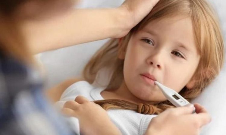Πυρετός στα παιδιά: Τι πρέπει να κάνετε σε κάθε περίπτωση – Η πυρετοφοβία των γονέων