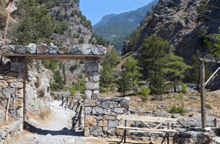 Αγία Ρουμέλη: Το απομονωμένο χωριουδάκι που για να πας πρέπει να διασχίσεις το μακρύτερο φαράγγι της χώρας