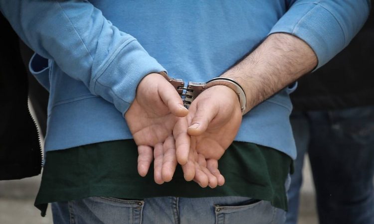 Ζάκυνθος: 45χρονος φυγόποινος… δάγκωσε αστυνομικό για να μην συλληφθεί
