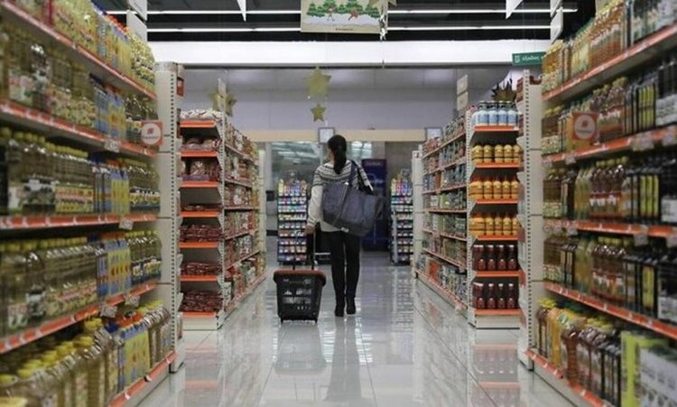 Η ακρίβεια «καίει» τα νοικοκυριά – Πόσο αυξάνονται ρεύμα, καύσιμα και βασικά είδη διατροφής