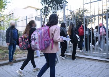 Άνοιγμα σχολείων: Επιστροφή με «αναμενόμενη αύξηση κρουσμάτων» – Κίνητρα στους νέους να εμβολιαστούν