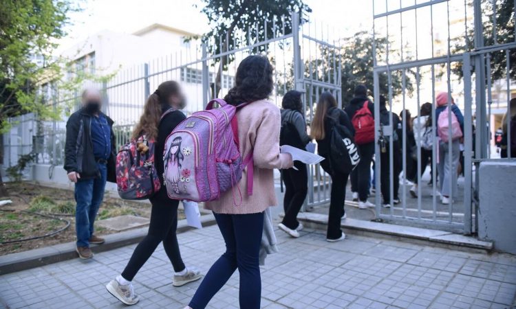 Άνοιγμα σχολείων: Επιστροφή με «αναμενόμενη αύξηση κρουσμάτων» – Κίνητρα στους νέους να εμβολιαστούν