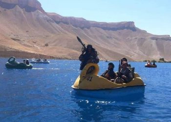 Αφγανιστάν: Μετά το λούνα παρκ οι Ταλιμπάν το έριξαν στο… θαλάσσιο ποδήλατο – Οι viral φωτογραφίες