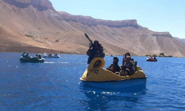 Αφγανιστάν: Μετά το λούνα παρκ οι Ταλιμπάν το έριξαν στο… θαλάσσιο ποδήλατο – Οι viral φωτογραφίες