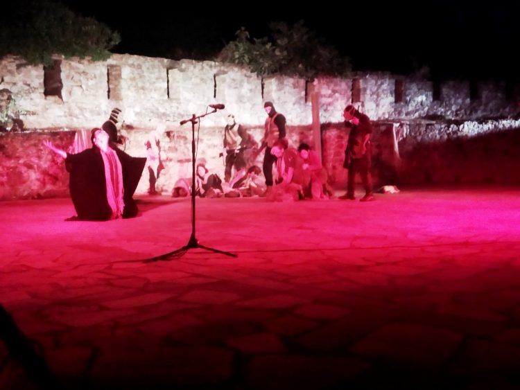Εντυπωσίασαν τους Τρικαλινούς οι «Τρωάδες» του Ευριπίδη από τη θεατρική ομάδα του ΠΑΜΕ