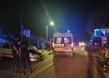 4 τραυματίες από σύγκρουση ΙΧ με φορτωτήρα στη Ράξα (φωτό)