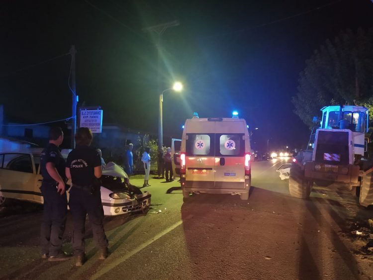 4 τραυματίες από σύγκρουση ΙΧ με φορτωτήρα στη Ράξα (φωτό)