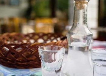 Ποια η διαφορά του τσίπουρου από τη ρακή και ποια τα οφέλη για την υγεία όταν καταναλώνονται με μέτρο