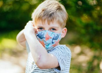 Πώς πλένουμε σωστά τις υφασμάτινες μάσκες των παιδιών μετά το σχολείο;