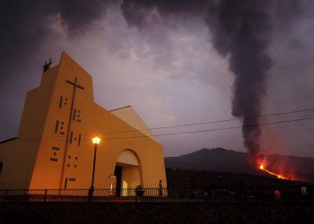 Ισπανία: Στον ωκεανό η λάβα του ηφαιστείου στα Κανάρια – Ανησυχία για την έκλυση τοξικών αερίων