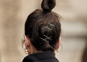 Φριζάρουν τα μαλλιά σου από την υγρασία; 10 χτενίσματα που θα σε «σώσουν»