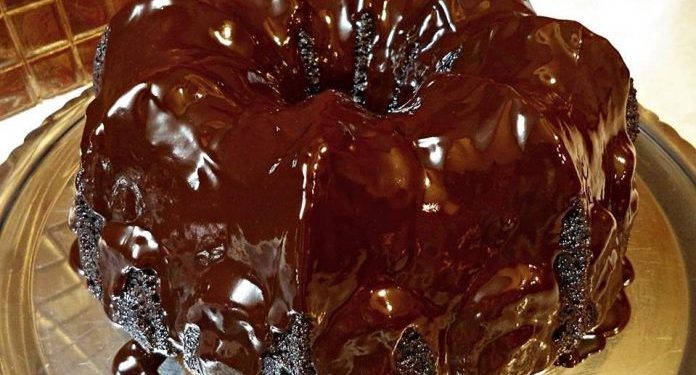 Νηστίσιμο σοκολατένιο σιροπιαστό κέικ με επικάλυψη μερέντας