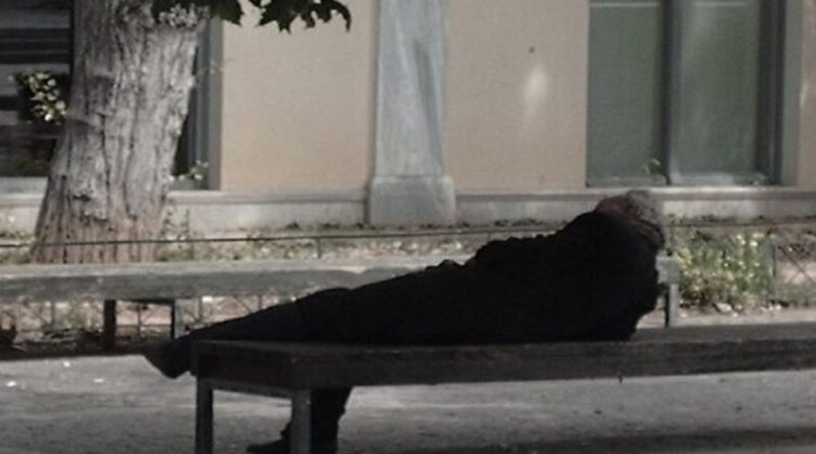 Βόλος: Του έκανε έξωση ο ίδιος του ο γιος – Στο δρόμο 85χρονος μετά το θάνατο της συζύγου του
