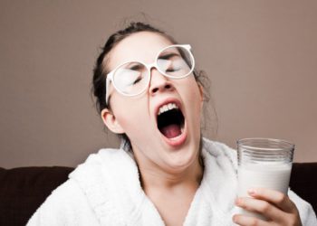 Πίνετε γάλα πριν μπείτε για ύπνο; Δείτε τι λέει η επιστήμη για τις επιδράσεις του