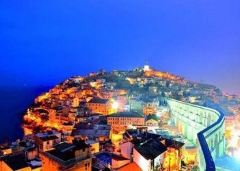 Κι όμως δεν είναι το Μονακό! Βρίσκεται στην Ελλάδα – Αναγνωρίζετε ποια είναι η υπέροχη πόλη της φωτογραφίας;