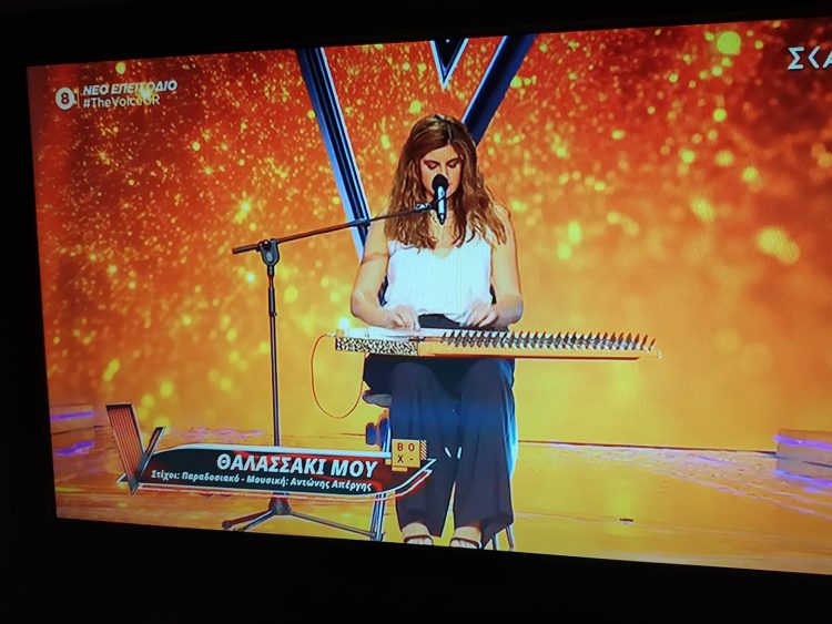 Μάγεψε τους κριτές του “The Voice” η Τρικαλινή Δήμητρα Καλλιάρα με το κανονάκι και την υπέροχη φωνή της (video)