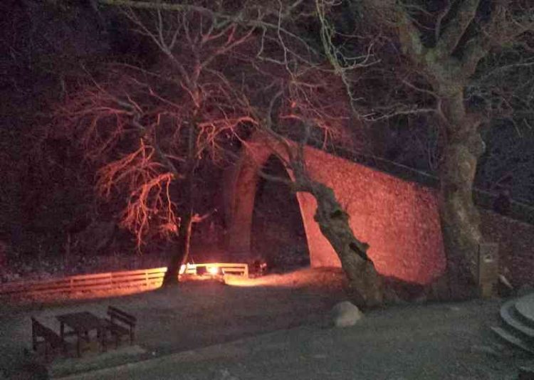 “Ροζ” η γέφυρα του Αγίου Βησσαρίωνα στην Πύλη