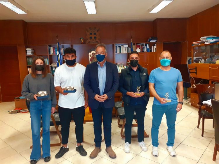 Συνάντηση με τον Αντιπεριφερειάρχη είχαν οι πρωταθλητές της πάλης Ευαγγελία Ψωμά και Απόστολος Τσιόβολος