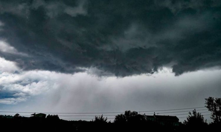Χαλάει ο καιρός το Σαββατοκύριακο: Πού θα σημειωθούν βροχές και καταιγίδες (χάρτες)