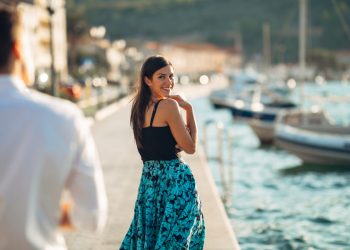 Πώς να καταλάβεις ότι κάποιος σε γουστάρει από το ζώδιό του και μόνο