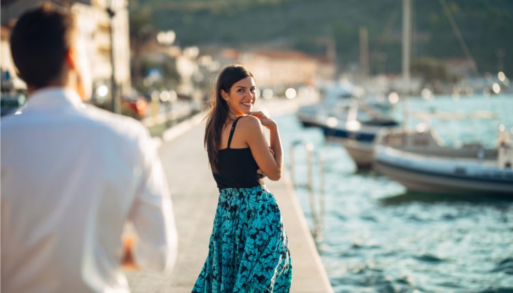 Πώς να καταλάβεις ότι κάποιος σε γουστάρει από το ζώδιό του και μόνο
