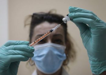 Ξεκινά ο αντιγριπικός εμβολιασμός – Τι περιλαμβάνει το εμβόλιο, τι ισχύει για ασθενείς με κορονοϊό