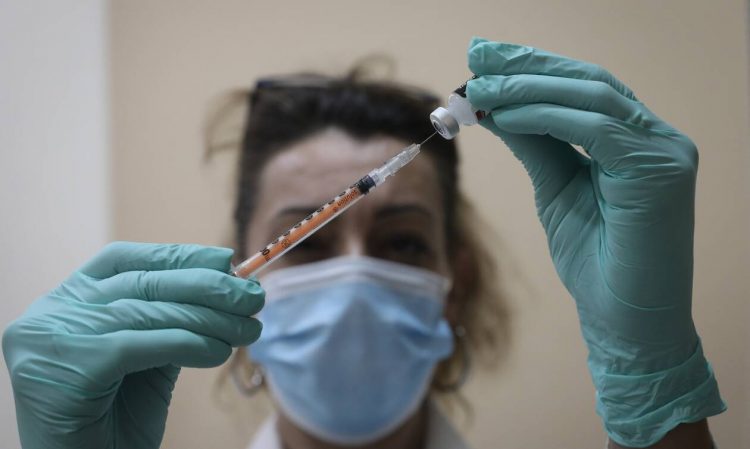 Ξεκινά ο αντιγριπικός εμβολιασμός – Τι περιλαμβάνει το εμβόλιο, τι ισχύει για ασθενείς με κορονοϊό