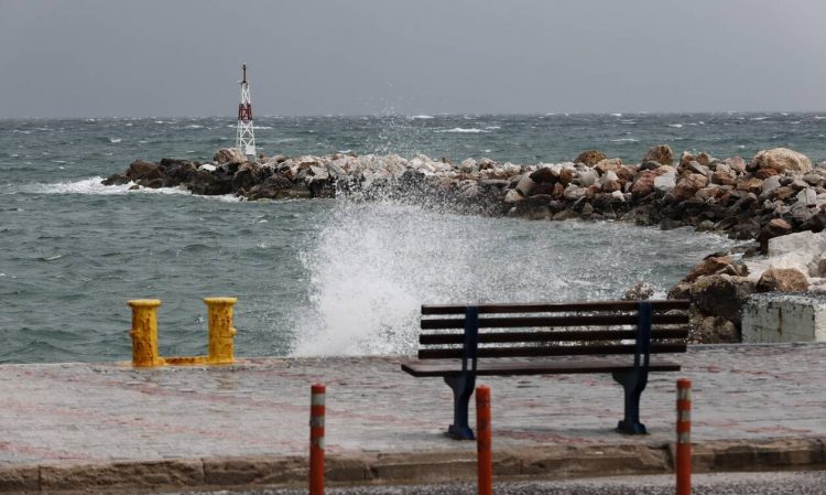 Απαγορευτικό απόπλου: Δεμένα τα πλοία σε Ζάκυνθο και Κεφαλονιά λόγω θυελλωδών ανέμων