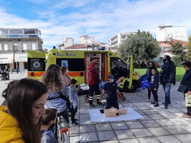 Διασώστες του τομέα ΕΚΑΒ Τρικάλων ενημέρωσαν κι εκπαίδευσαν πολίτες σε θέματα καρδιακής ανακοπής και καρδιοπνευμονικης αναζοωγονησης