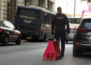 Καταδίωξη στο Πέραμα: Στα δικαστήρια υπό δρακόντεια μέτρα οι 7 αστυνομικοί – «Ήρωες», τους φώναζαν
