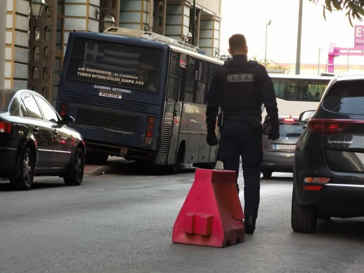 Καταδίωξη στο Πέραμα: Στα δικαστήρια υπό δρακόντεια μέτρα οι 7 αστυνομικοί – «Ήρωες», τους φώναζαν