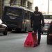 Καταδίωξη στο Πέραμα: Στα δικαστήρια υπό δρακόντεια μέτρα οι 7 αστυνομικοί – «Ήρωες», τους φώναζαν