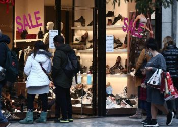 Φθινοπωρινές εκπτώσεις: Πότε ξεκινούν – Ποιες Κυριακές θα είναι ανοιχτά τα καταστήματα