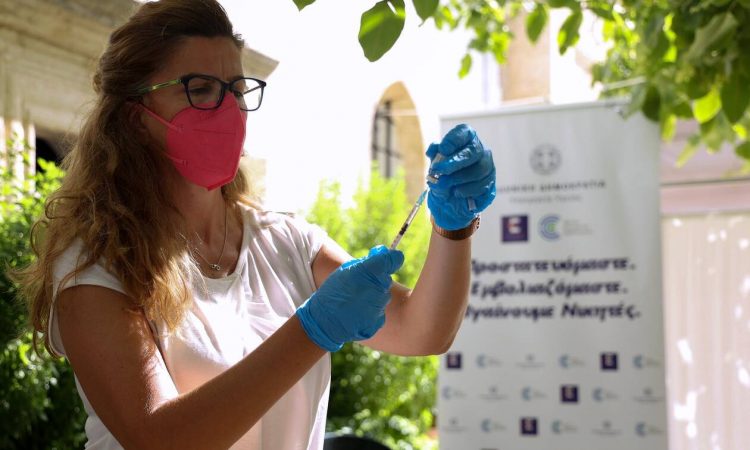Εμβολιασμοί: Ανοίγει η πλατφόρμα για τρίτη δόση στους άνω των 50 – Πού θα εξορμήσει ο ΕΟΔΥ