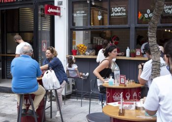 Από σήμερα οι νέες ελευθερίες για εμβολιασμένους: Σαρωτικοί έλεγχοι με face control σε καφέ και μπαρ