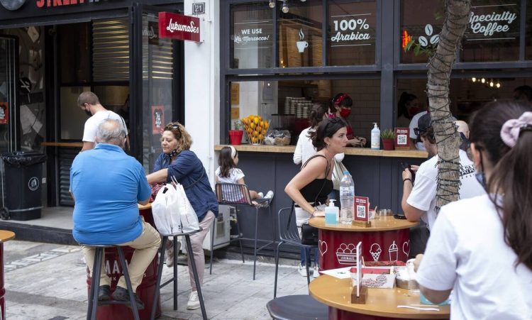 Από σήμερα οι νέες ελευθερίες για εμβολιασμένους: Σαρωτικοί έλεγχοι με face control σε καφέ και μπαρ