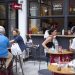 Από σήμερα οι νέες ελευθερίες για εμβολιασμένους: Σαρωτικοί έλεγχοι με face control σε καφέ και μπαρ