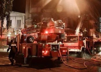 Στις φλόγες διαμέρισμα στα Ιωάννινα – Απεγκλωβίστηκαν οχτώ άτομα