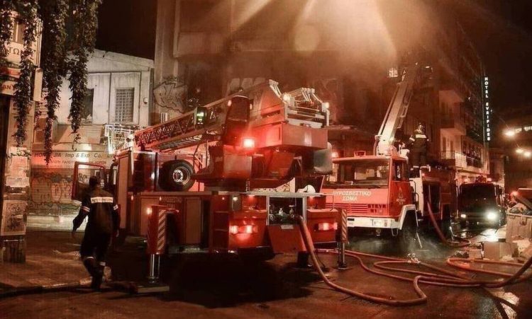 Στις φλόγες διαμέρισμα στα Ιωάννινα – Απεγκλωβίστηκαν οχτώ άτομα
