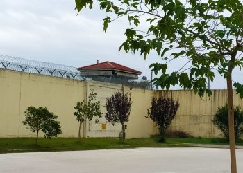 Κλειστές πόρτες, ανοικτοί… ορίζοντες στις φυλακές Τρικάλων- Εγκαινιάστηκε ο πολυχώρος/βιβλιοθήκη