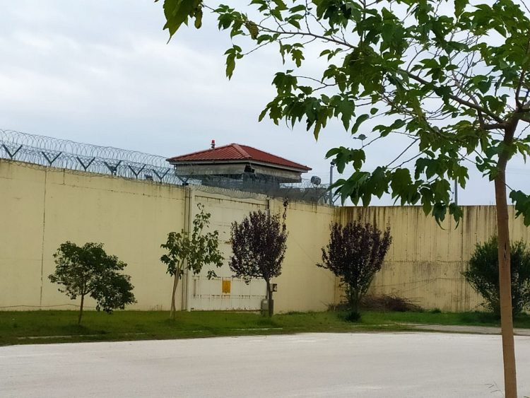 Κλειστές πόρτες, ανοικτοί… ορίζοντες στις φυλακές Τρικάλων- Εγκαινιάστηκε ο πολυχώρος/βιβλιοθήκη