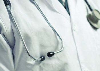 Θεσσαλονίκη: Πρώην δημοτική σύμβουλος υποδυόταν τη γιατρό και εξαπατούσε ασθενείς με καρκίνο