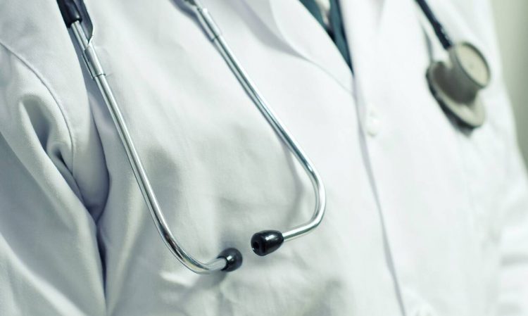 Θεσσαλονίκη: Πρώην δημοτική σύμβουλος υποδυόταν τη γιατρό και εξαπατούσε ασθενείς με καρκίνο